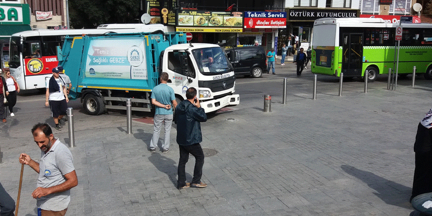 Belediyenin çöp kamyonu kaza yaptı