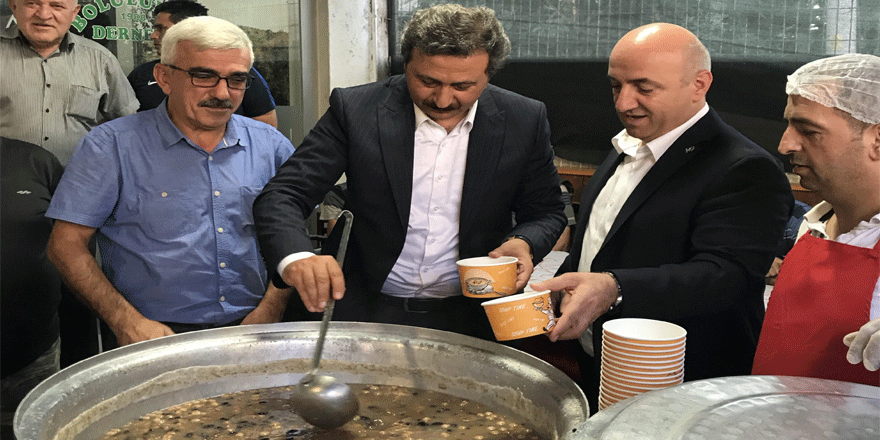 Bolular Derneği’nde aşure dağıttılar