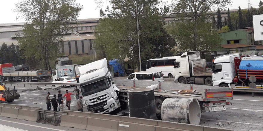 Beton borular yolu kapattı