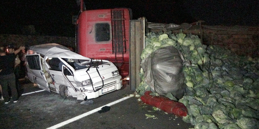 Kamyon panelvanın üzerine devrildi