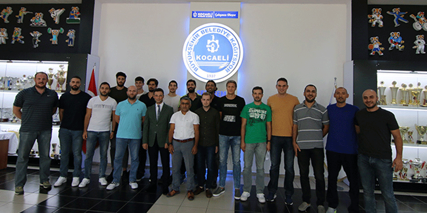 Kağıtspor erkek baskette toplu imza töreni yapıldı