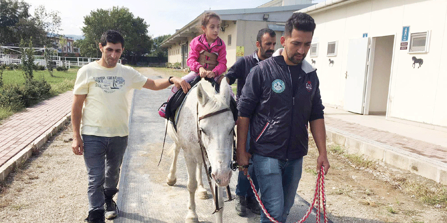 24 bin çocuk atla terapi gördü