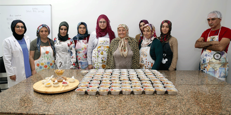 KO-MEK aşure dağıttı