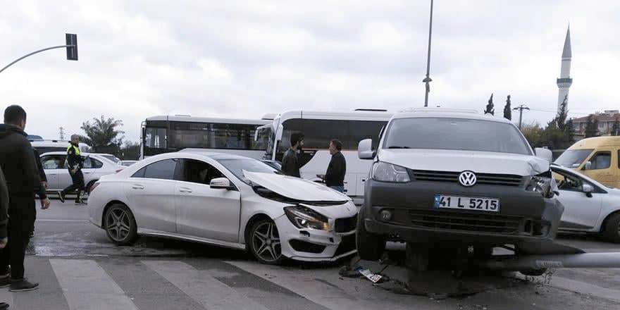 İki araç arasında kalan kadın yaralandı