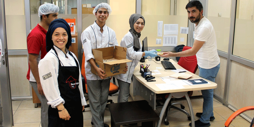 Beyaz Kalpler’den aşure