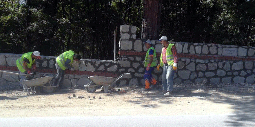 Mezarlık duvarlarına Karamürsel Taşı