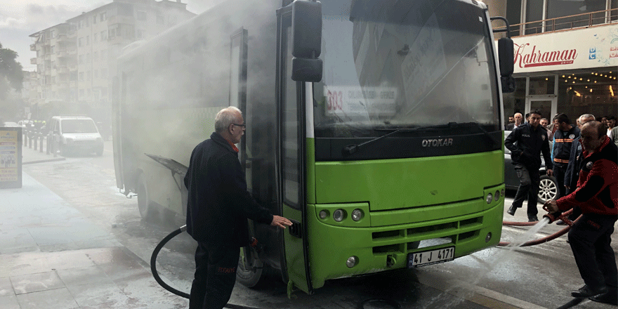 Halk otobüsünün motoru yandı