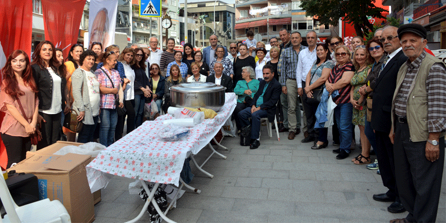 CHP’li kadınlar 5 bin kişilik aşure dağıttı