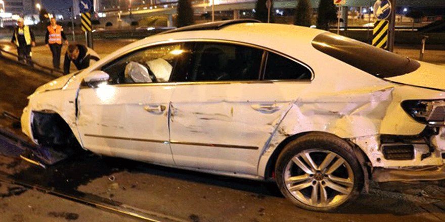 Cevizlibağ'da otomobil tramvaya çarptı