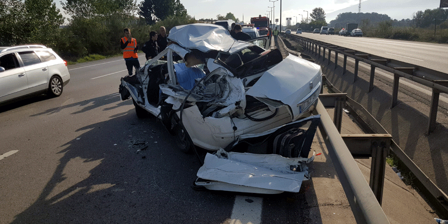 TIR, otomobili sürükledi; baba öldü, oğlu yaralı
