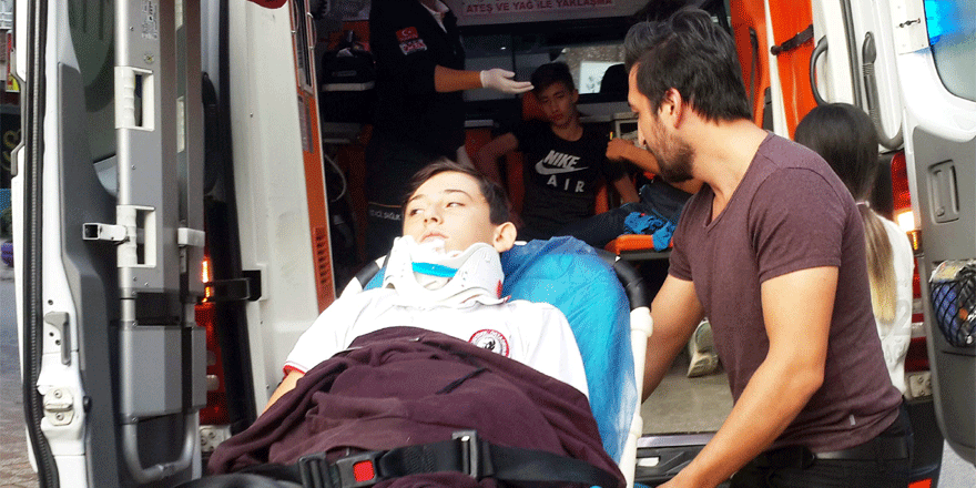 Bisiklet devrildi, 3 öğrenci yaralandı