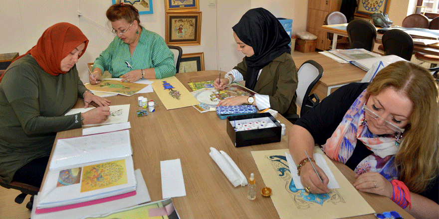 Geleneksel Türk süsleme sanatları öğretiliyor