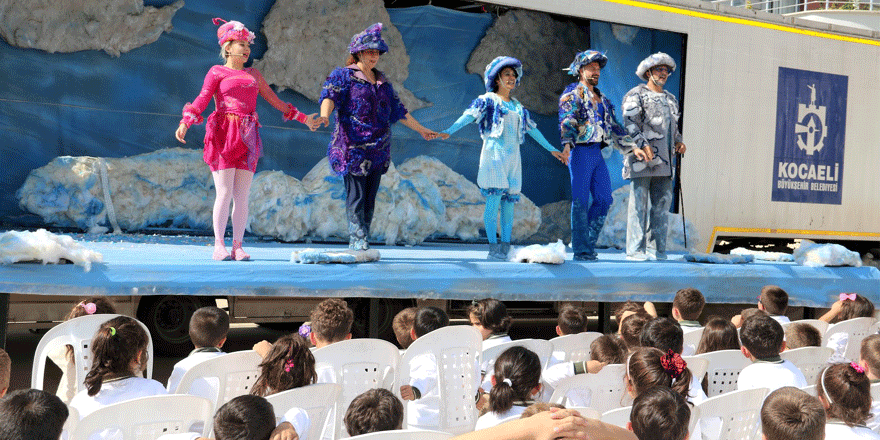 Minikler, Tır Tiyatrosu ile eğleniyor