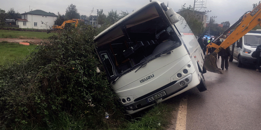 Öğrenci servisi su kanalına düştü
