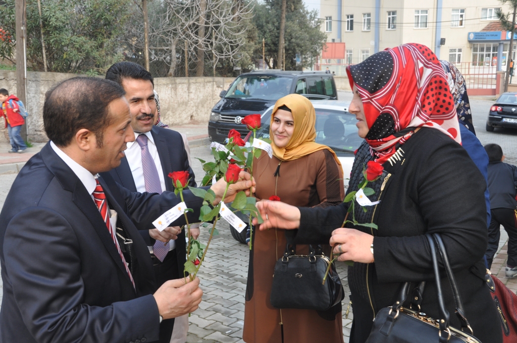 Yaman ve Toltar Tavşancıl'da çiçek dağıttı