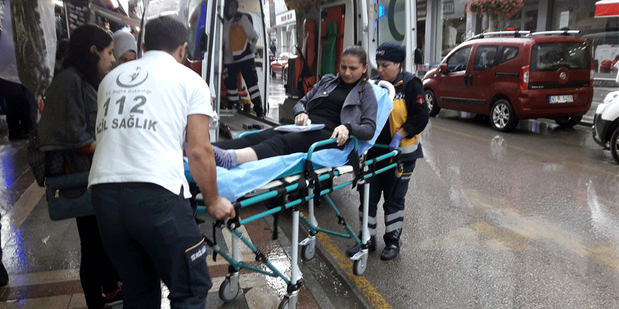 Otomobilin kadına çarptı   