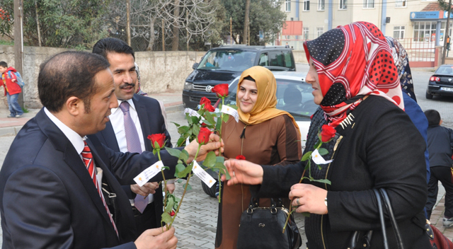 Yaman ve Toltar Tavşancıl'da çiçek dağıttı