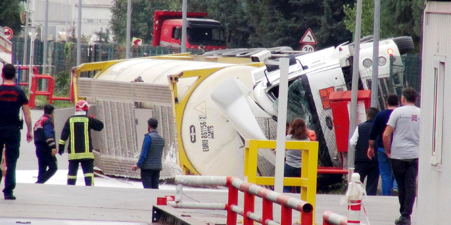 ​​​​​​​Kimyasal yüklü tanker devrildi
