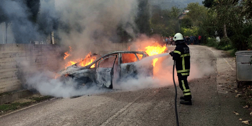 Yanan otomobil hurdaya döndü