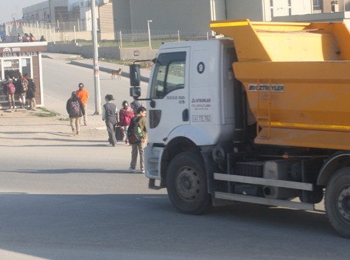 Öğrenciler her gün aynı tehlikeyi yaşıyor