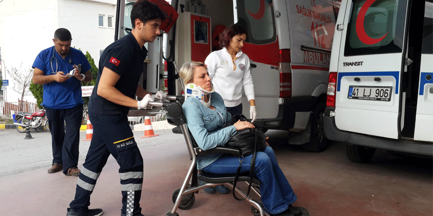 Otomobil ile öğrenci servisi çarpıştı: 2 yaralı