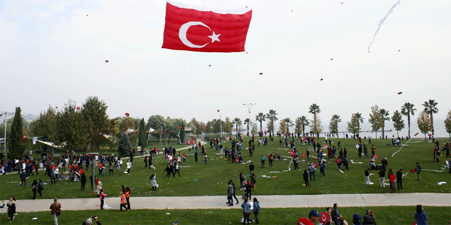 Türk bayraklı dev uçurtmaya ilgi yoğun oldu