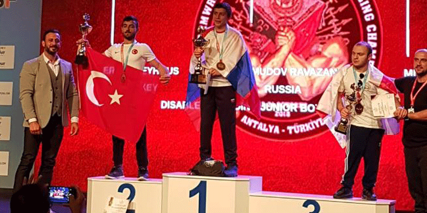 Bilek Güreşçilerden iki dünya derecesi