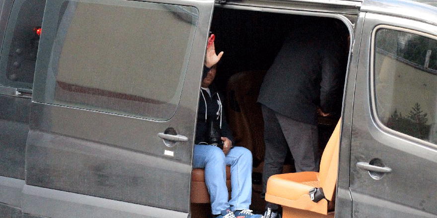 Suudi Başkonsolosluğu’na minibüs yanaştı, valizler konuldu