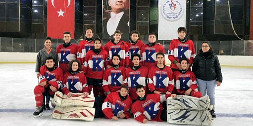 Genç buz hokeyciler sevindi
