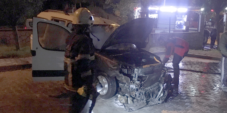 Otoparktaki hafif ticari araç yandı