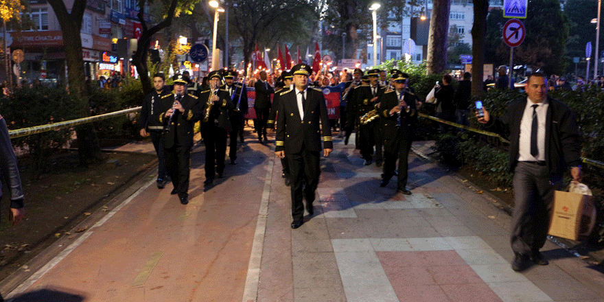 Binlerce kişi fener alayında yürüdü