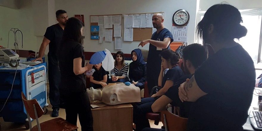 Sağlık personeline eğitimler sürüyor