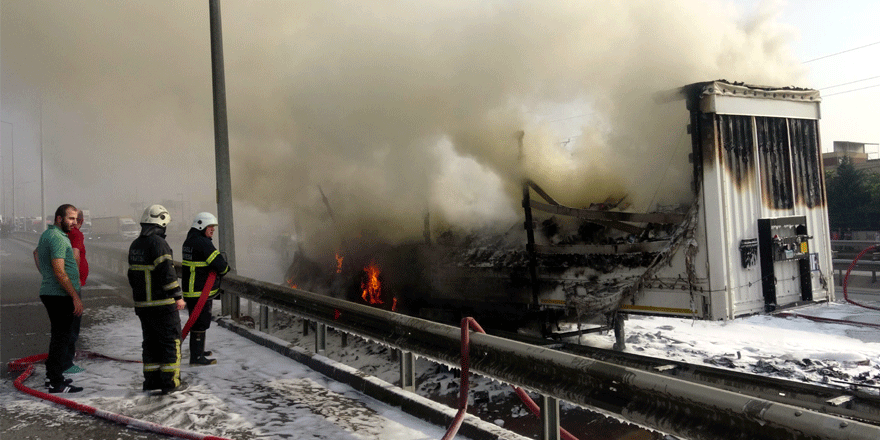 TIR'ın dorsesi alev alev yandı