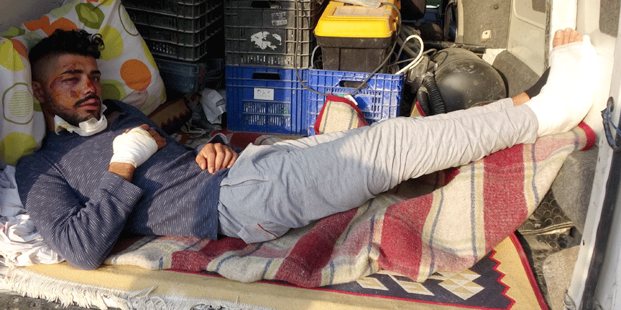 Hastaneye hafif ticari aracın arkasında götürüldü