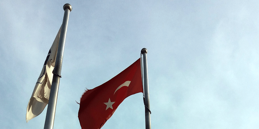 Belediye önündeki Türk Bayrağı bu halde