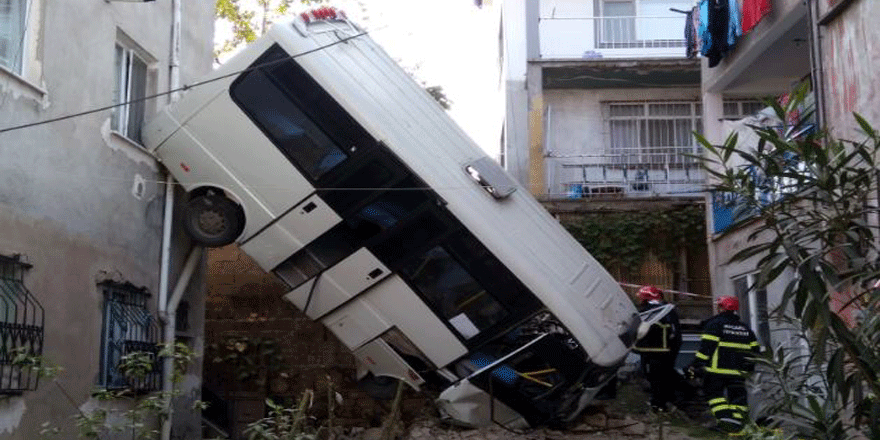 Yolcu minibüsü, boşluğa uçtu  