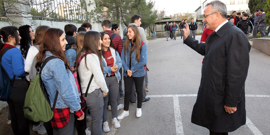 Güler ve Köşker bayrak törenine katıldılar
