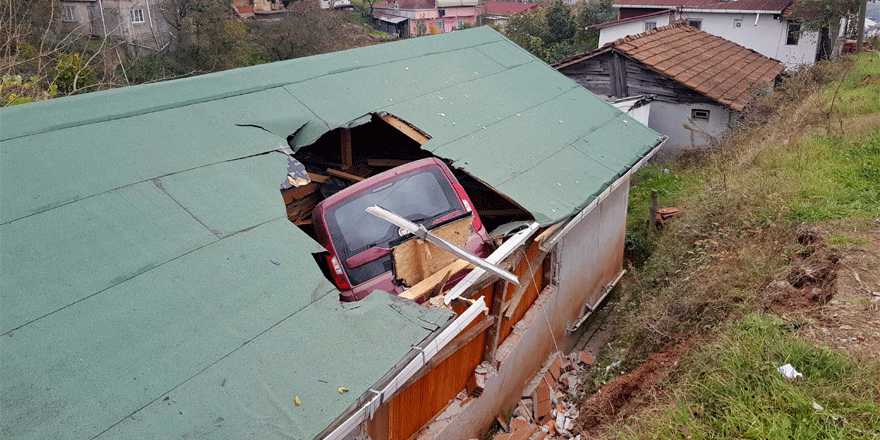 Evin çatısına uçtu!