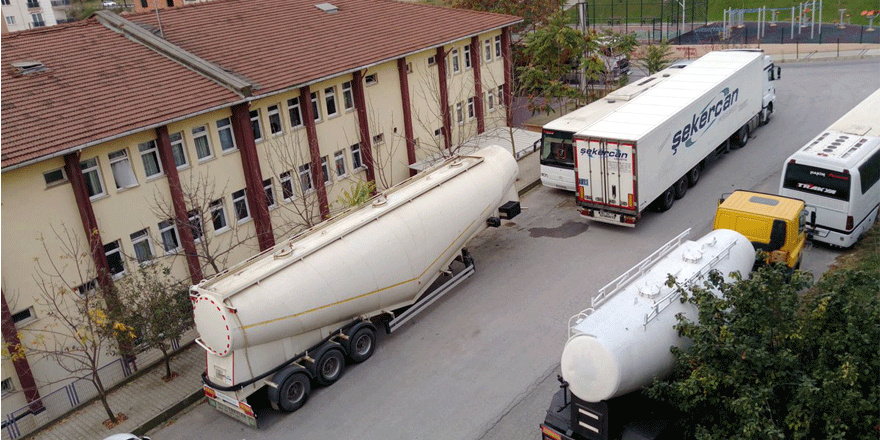 Okul önü değil sanki TIR parkı!