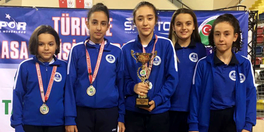 Kağıtspor’un miniklerinden büyük başarı