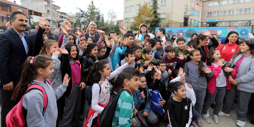 Kütüphane  açılışı yaptı