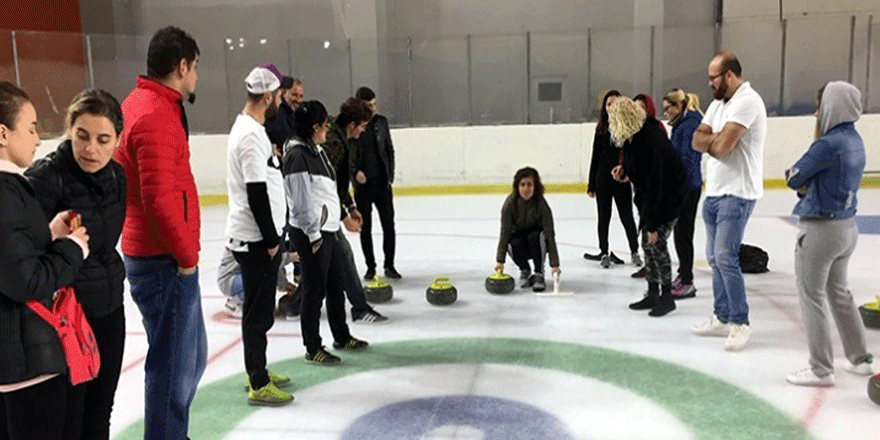 İşitme engelliler Curling sporuyla tanıştı
