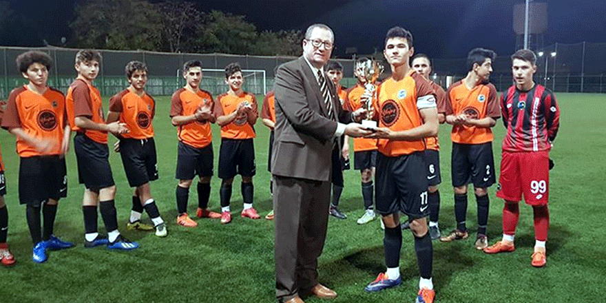 ŞAMPİYON KUPASINI ALDI