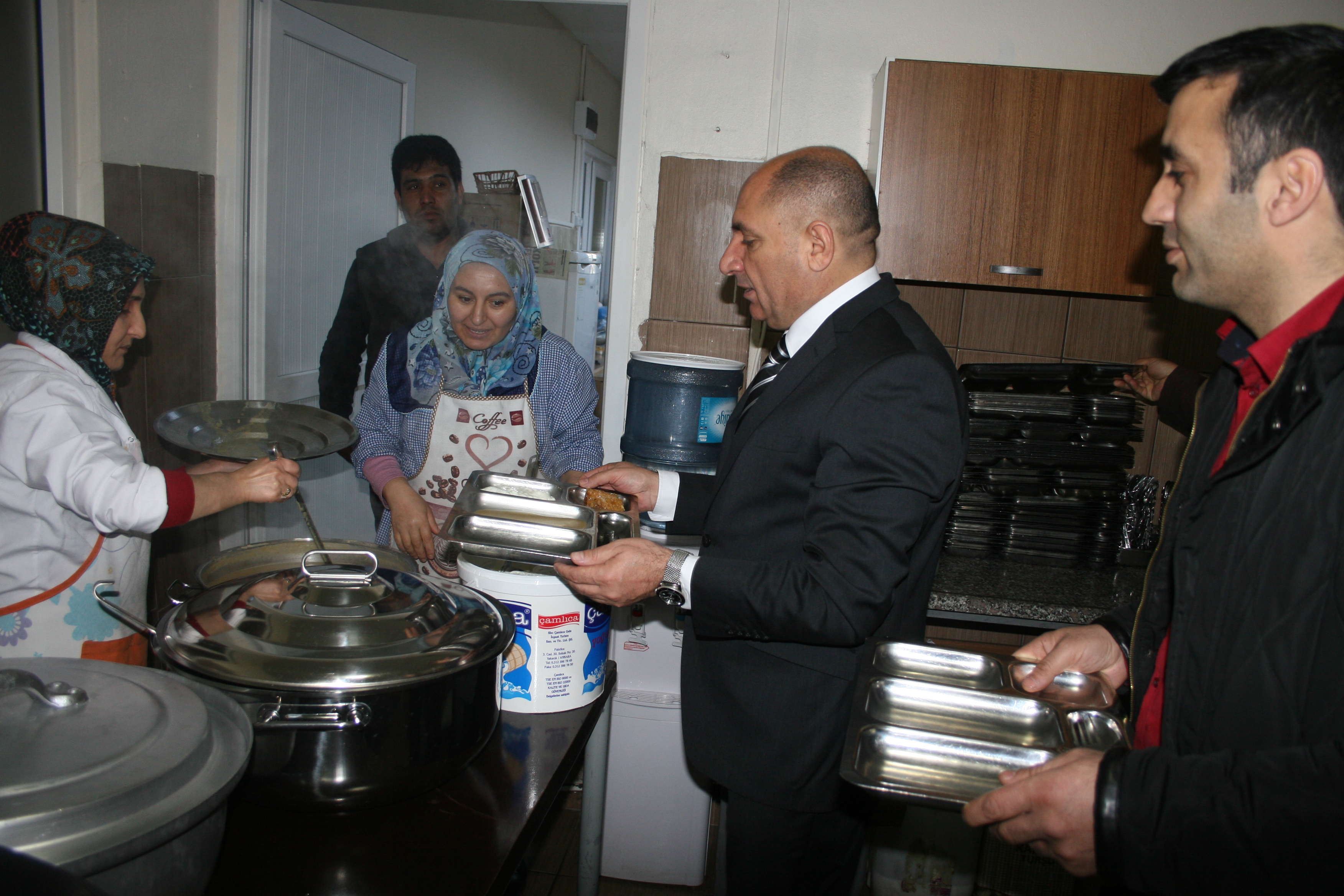 Tarhan işçilerle yemek yedi