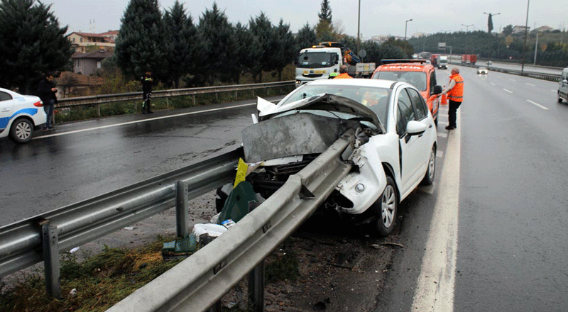 Otomobil bariyere çarptı