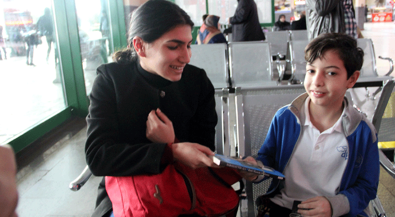 Kitap okuyarak büyüklerine örnek oldular   