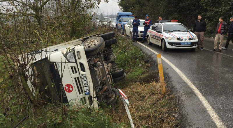Kamyonet devrildi: 2 yaralı   