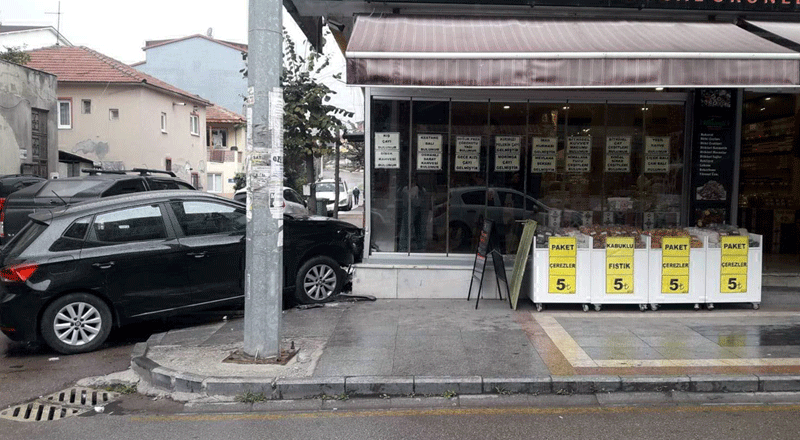 Otomobil kuruyemiş dükkanına girdi