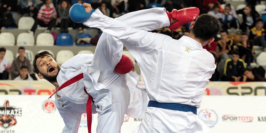 Şampiyon karateciler madalyalarını aldı
