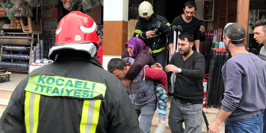  Koltuk değnekli kadını sırtında taşıdı